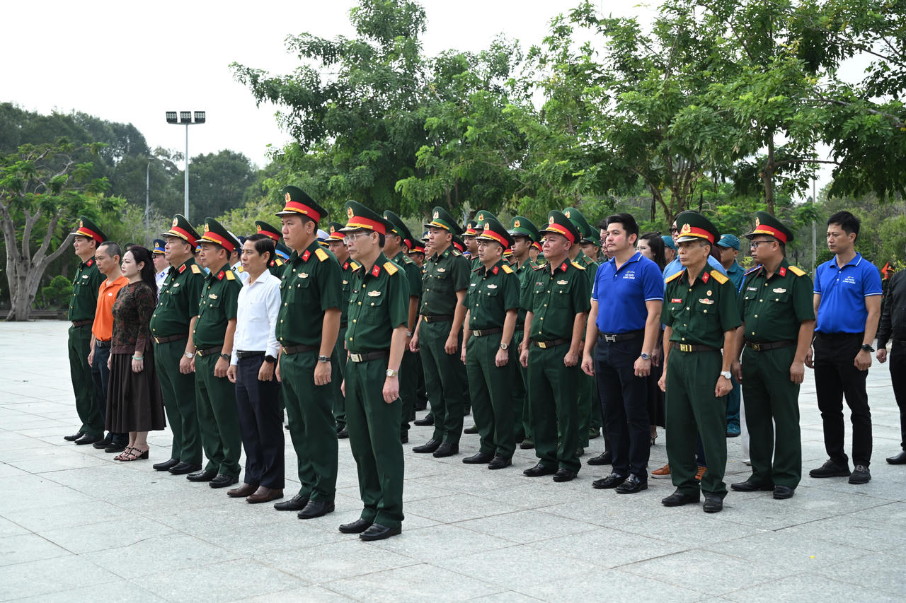 Sáng ngày 28/8, đoàn đại biểu đã viếng thăm, dâng hoa, dâng hương tưởng nhớ các anh hùng liệt sĩ và đồng bào yêu nước đã hy sinh tại Nghĩa trang Hàng Dương (Côn Đảo). Ảnh: Hoàng Khánh