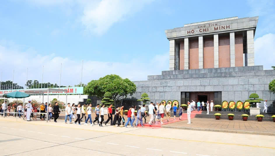 Quốc Khánh 2026: Tặng quà nhân dân, du khách viếng Lăng Bác, miễn phí 17 điểm tham quan 