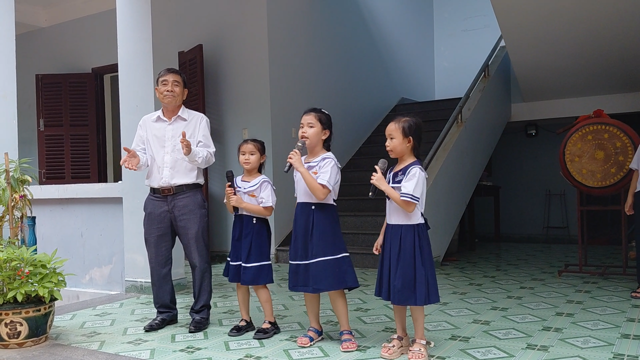 Những đứa trẻ trên đảo Trường Sa và thầy giáo hát tạm biệt Đoàn công tác.
