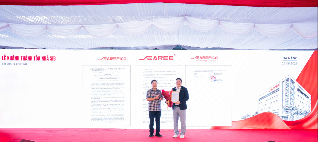 Ông Nguyễn Khoa Đăng, Thành viên HĐQT, Tổng Giám đốc Searefico Corp, đồng thời là Chủ tịch HĐQT Searee (bìa phải), nhận Thông báo kết quả nghiệm thu hoàn thành công trình SIB, đánh dấu công trình đủ điều kiện chính thức đưa vào vận hành. Ảnh: SIB