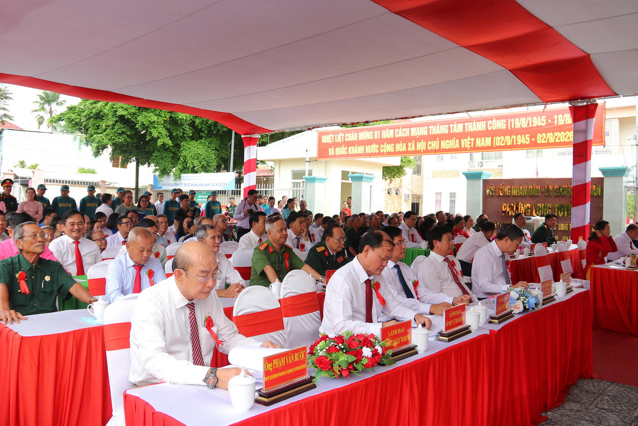 Buổi lễ có đông đảo đại biểu tham dự. (Ảnh: Đình Thương)