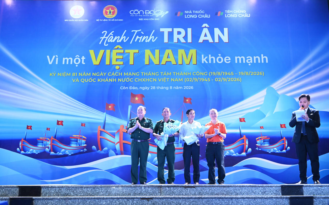 Ông Hoàng Trung Kiên - Tổng Giám đốc FPT Retail (ngoài cùng bên phải) và các đại biểu. Ảnh: Hoàng Khánh