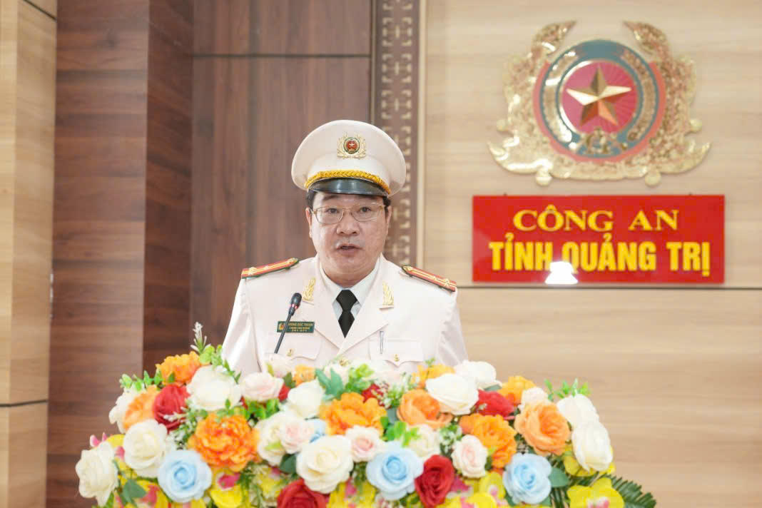 Thượng tá Dương Đức Thuận thay mặt các cán bộ nhận nhiệm vụ phát biểu tại buổi lễ. (Ảnh: CA tỉnh Quảng Trị)
