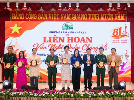 Lãnh đạo phường Lâm Viên - Đà Lạt tặng thưởng cho các đội có thành tích xuất sắc tại Liên hoan. Ảnh: T.Tâm.