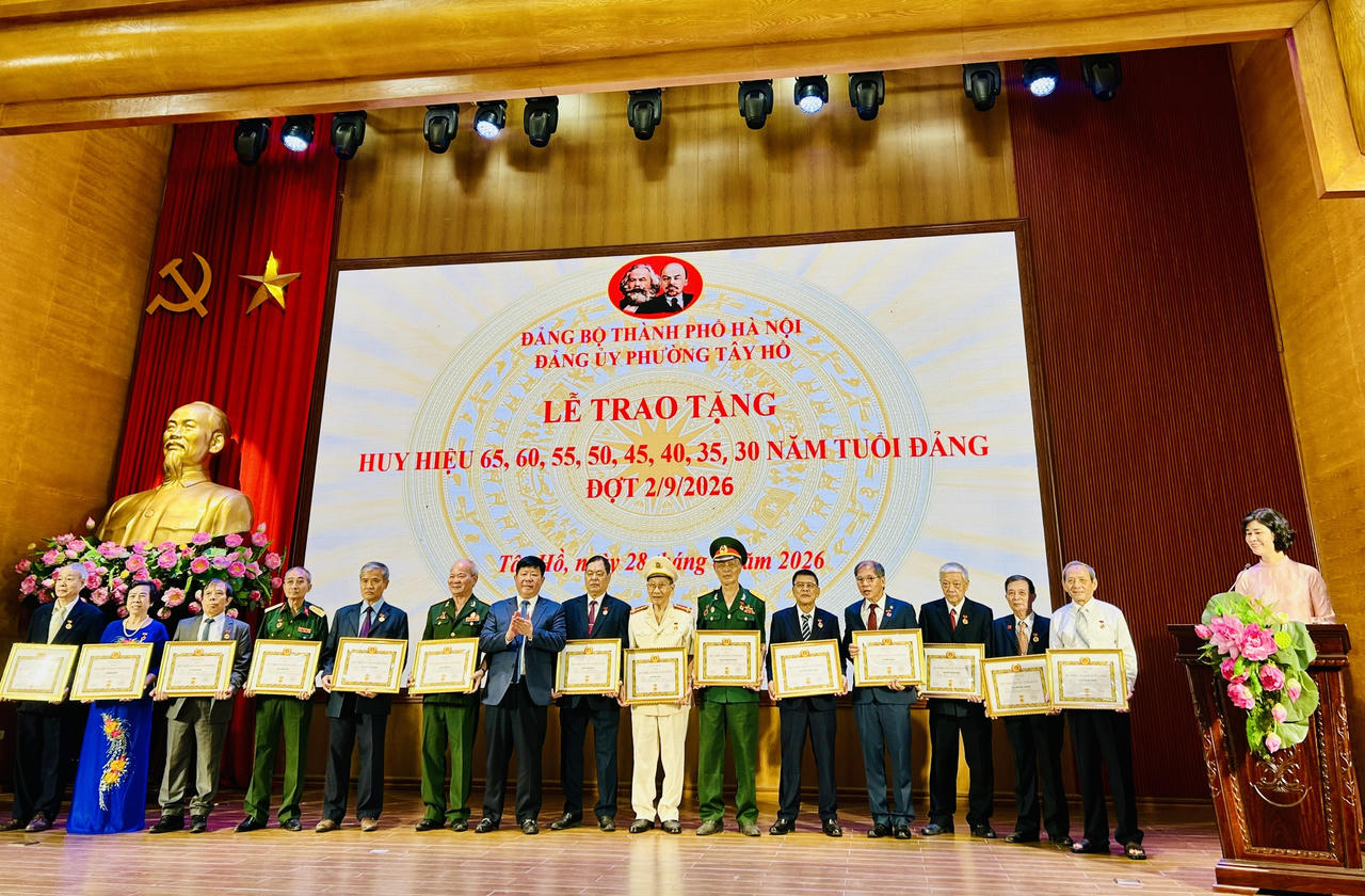 Phó Bí thư Đảng ủy, Chủ tịch UBND phường Tây Hồ Nguyễn Thanh Tịnh trao Huy hiệu Đảng tới các đảng viên lão thành (Ảnh: Thùy Dương).