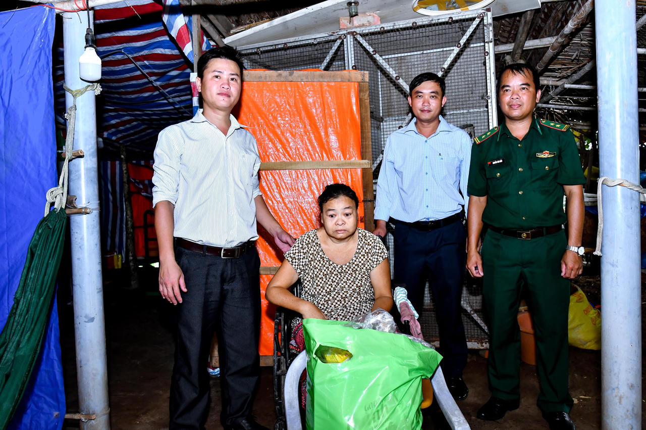 BĐBP Cần Thơ trao tặng 100 phần quà cho các hộ gia đình có hoàn cảnh khó khăn