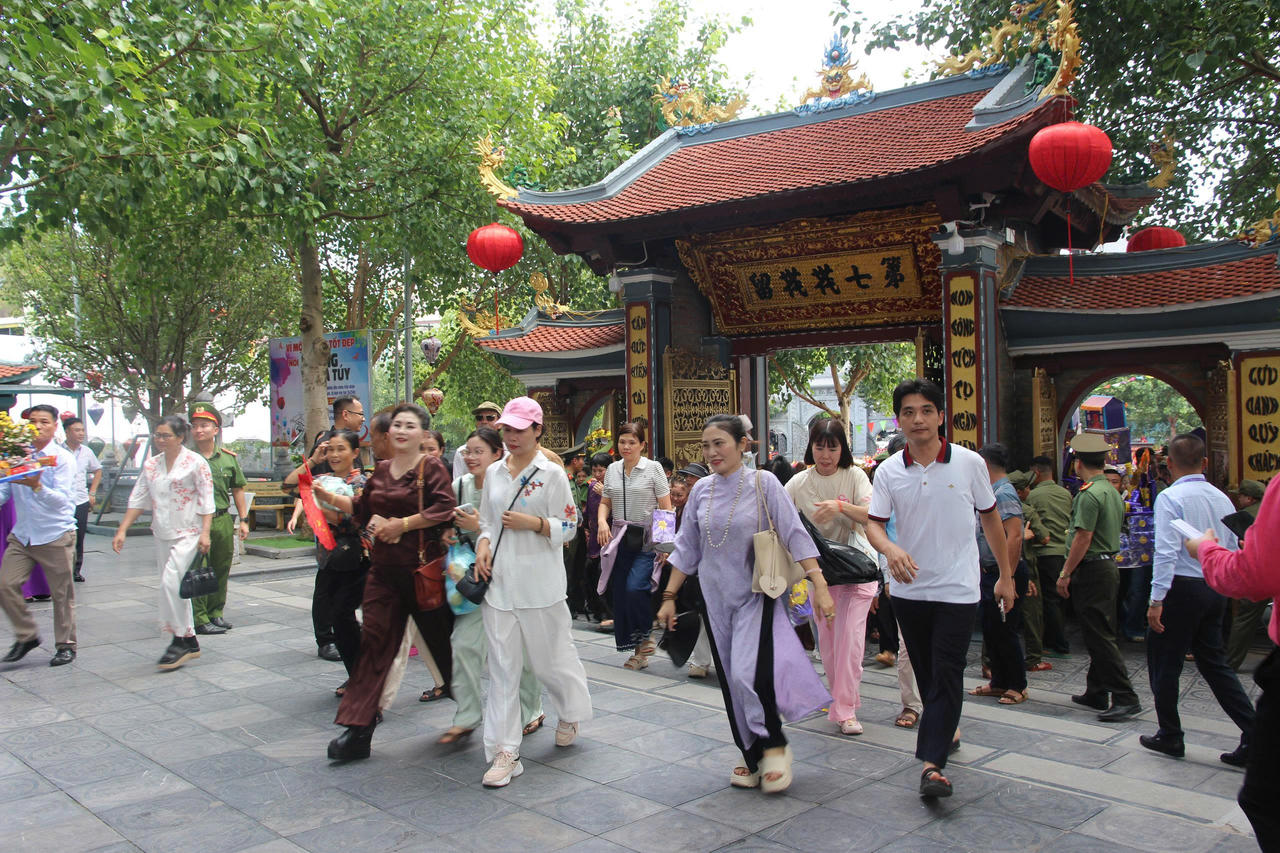 Lễ hội thu hút đông đảo người dân và du khách thập phương về Đền Bảo Hà chiêm bái (Ảnh: Nguyễn Hải).