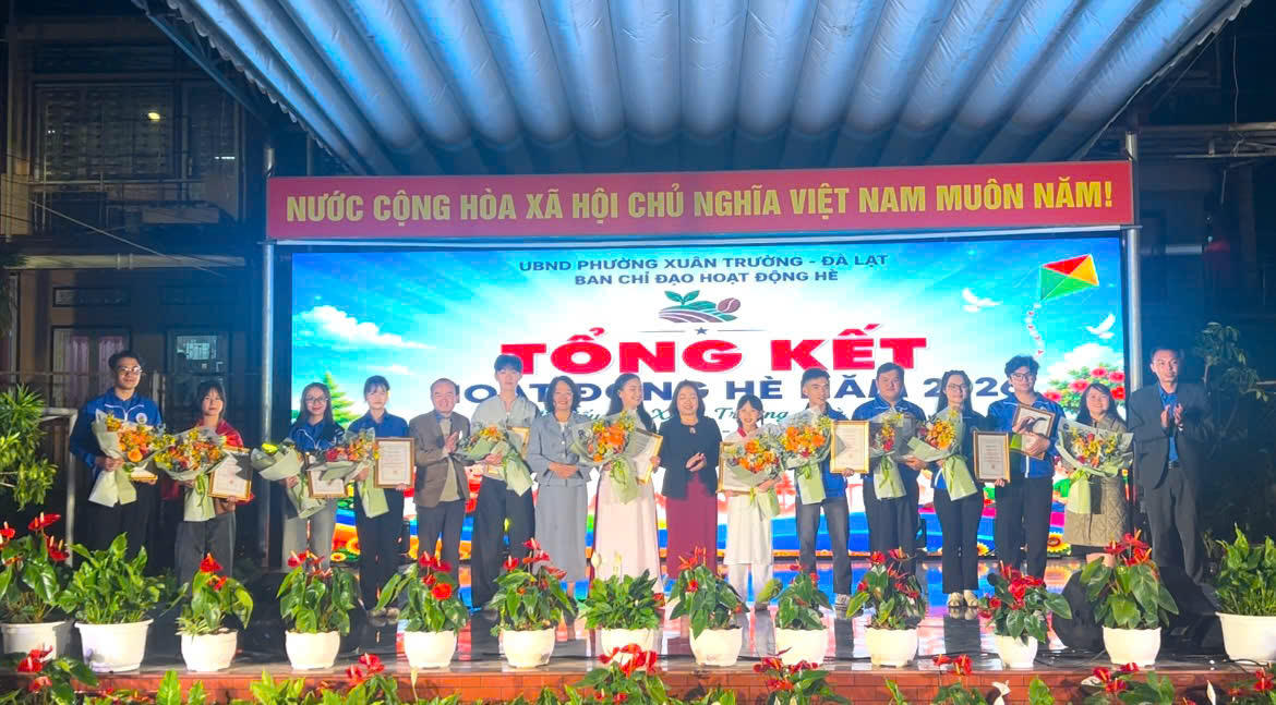 Lãnh đạo phường Xuân Trương - Đà Lạt tặng thưởng các đội tham gia Liên hoan. Ảnh: Đ.Trọng.