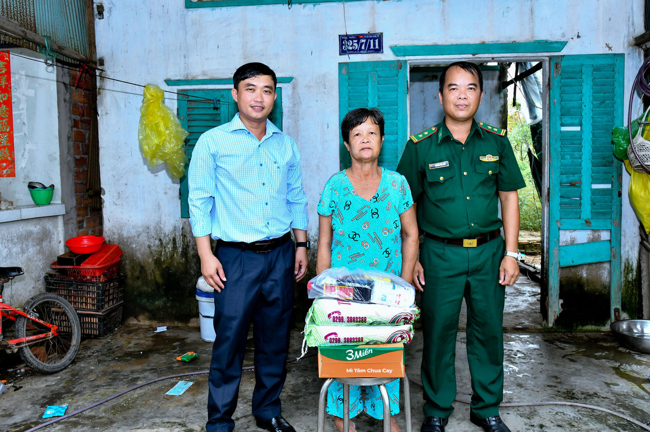BĐBP Cần Thơ trao tặng 100 phần quà cho các hộ gia đình có hoàn cảnh khó khăn