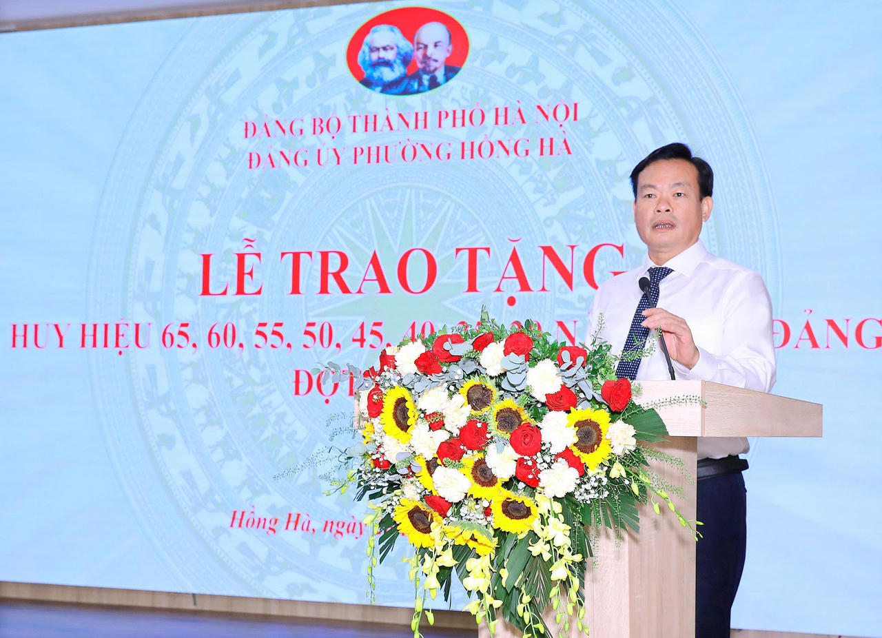 Thành ủy viên, Bí thư Đảng ủy phường Hồng Hà Bùi Tuấn Anh phát biểu tại hội nghị.