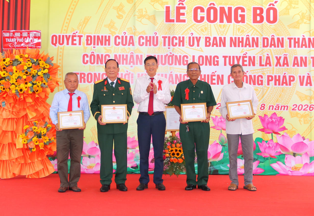 Ông Tiêu Quốc Doãn - Chủ tịch UBND phường Long Tuyền (đứng giữa) trao giấy khen cho các nhân chứng lịch sử (Ảnh: Đình Thương)
