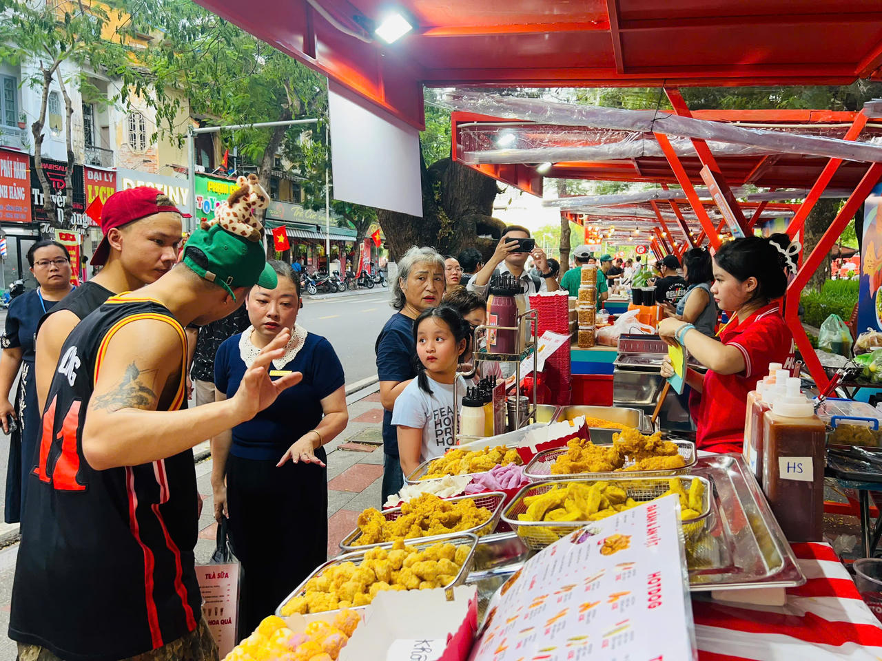 Các gian hàng được bố trí dọc khu vực dải vườn hoa trung tâm và Nhà hát thành phố. (ảnh Thuỳ Linh)