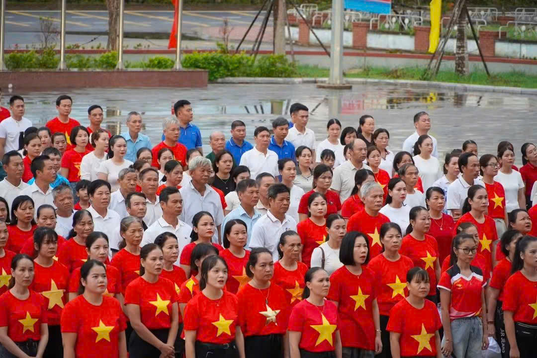 Sắc đỏ áo cờ Tổ quốc nổi bật giữa dòng người, tạo nên hình ảnh đầy xúc động về tinh thần đoàn kết và niềm tự hào dân tộc. (Ảnh: H.G)
