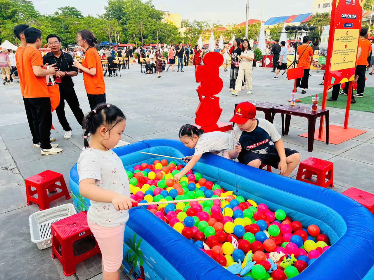 Trẻ em thích thú tham gia các trò chơi tại Phố đi bộ, ẩm thực đêm Hải Phòng. (ảnh Thuỳ Linh)