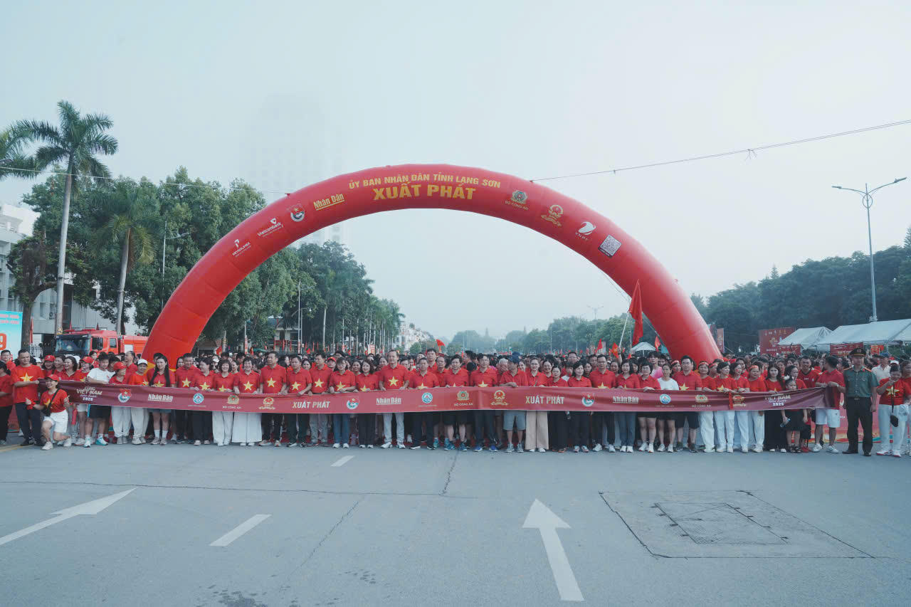 Đông đảo cán bộ, người dân tham gia sự kiện tại Lạng Sơn. Ảnh: LS