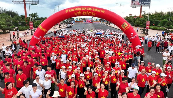 Một màu cờ, hơn 13.200 người cùng tiến bước ở Quảng Trị