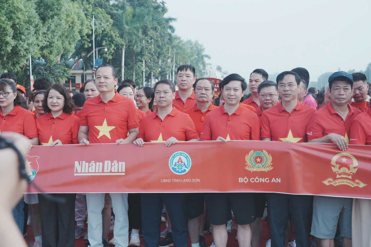 Hàng vạn người tham gia đi bộ tại sự kiện “Cùng Việt Nam tiến bước”