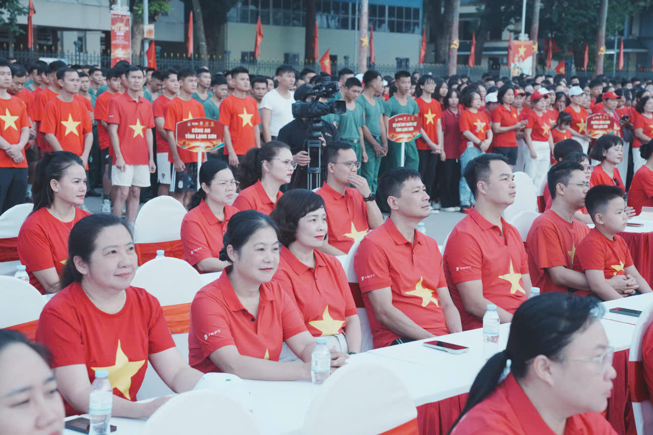 Nhiều người mặc áo màu đỏ, có hình ngôi sao của cờ Tổ quốc. Ảnh: LS