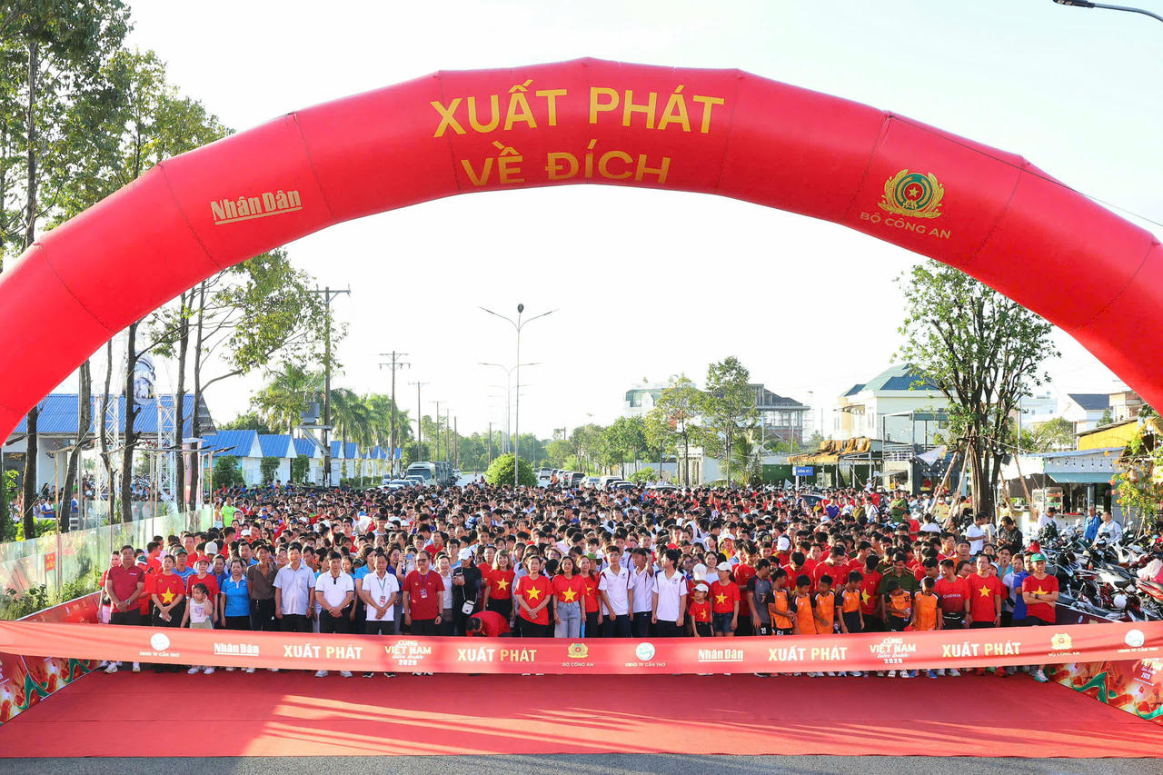Hơn 5.600 người dân Cần Thơ chuẩn bị đi bộ hưởng ứng chương trình "Cùng Việt Nam tiến bước" (Ảnh: Đình Thương)