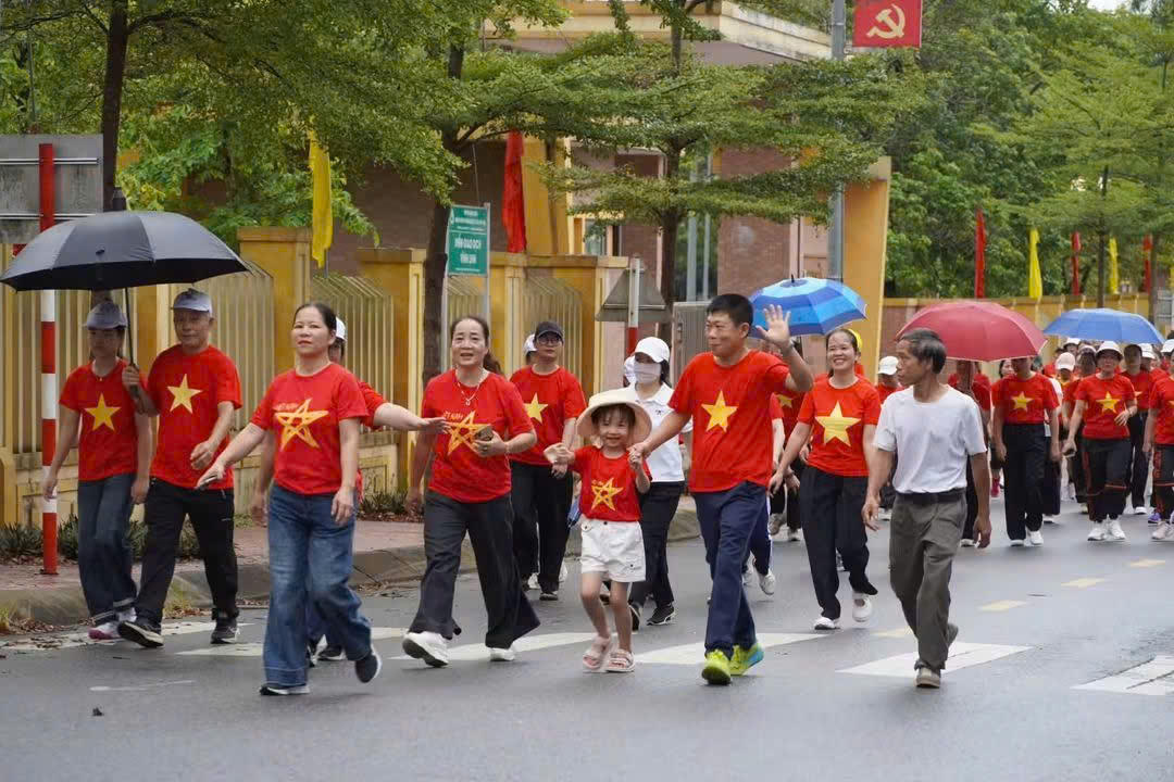 Sắc đỏ áo cờ Tổ quốc tạo nên hình ảnh nổi bật tại chương trình đi bộ “Cùng Việt Nam tiến bước” ở Quảng Trị. (Ảnh: H.G)