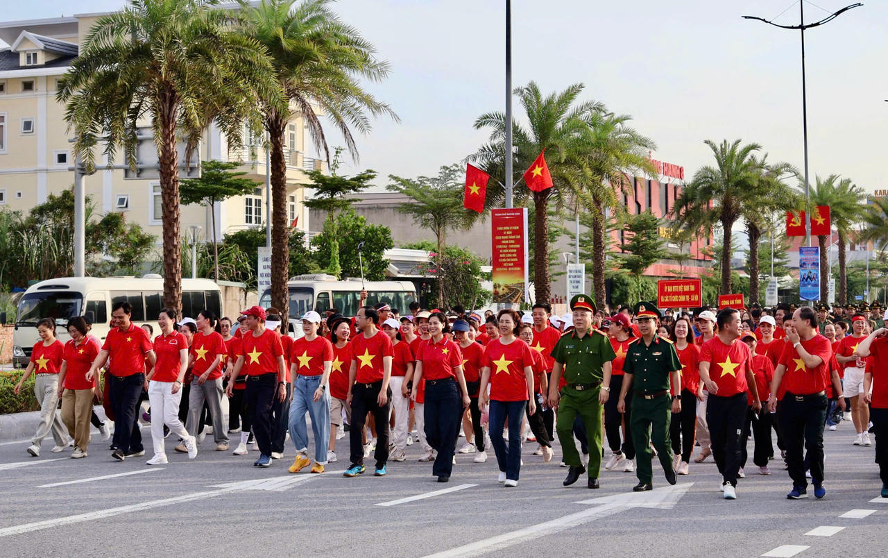 Quảng Ninh hưởng ứng chương trình đi bộ “Cùng Việt Nam tiến bước”