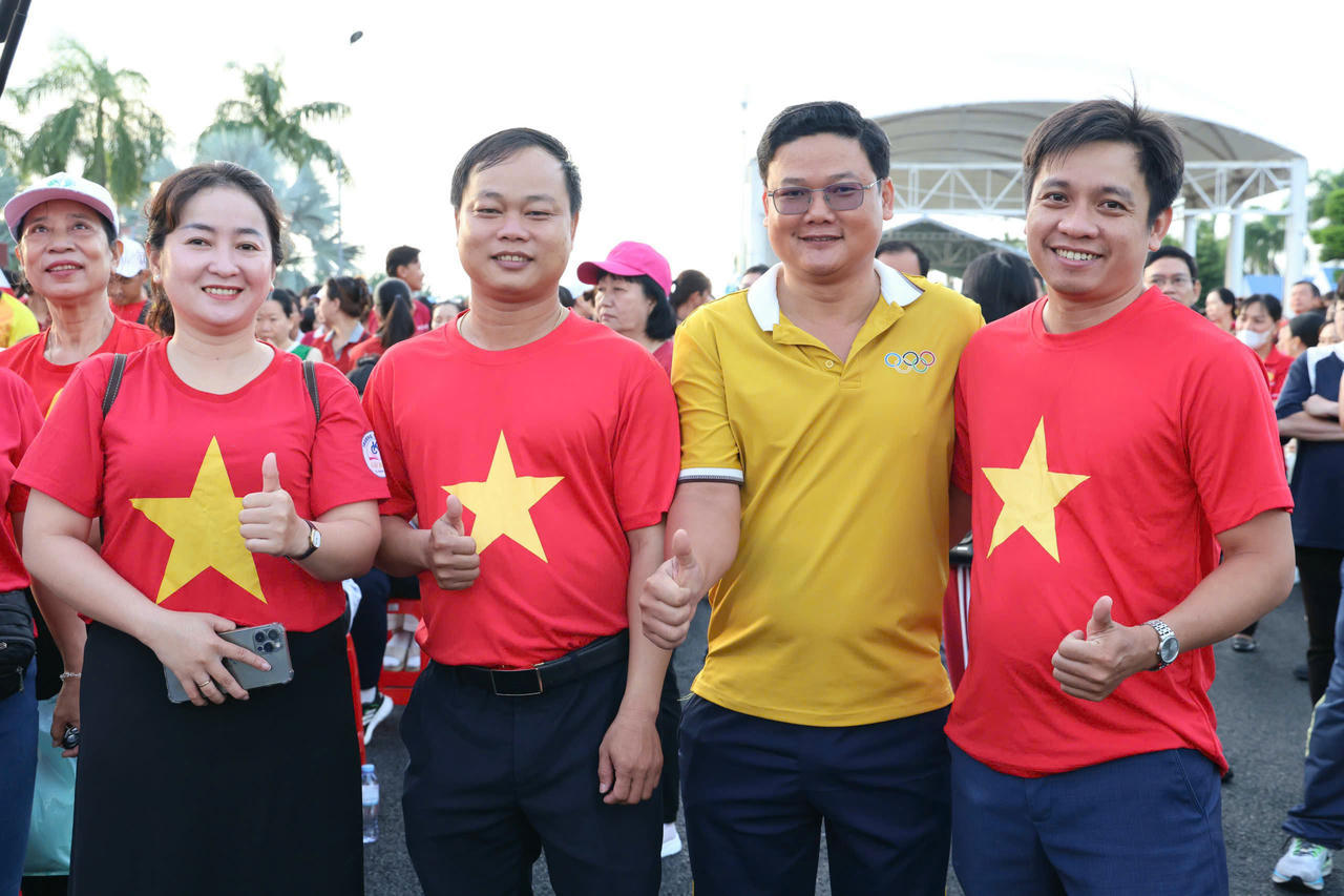 Mọi người thích thú khi tham gia hoạt động (Ảnh: Đình Thương)