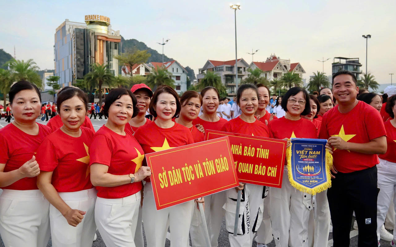 Quảng Ninh hưởng ứng chương trình đi bộ “Cùng Việt Nam tiến bước”