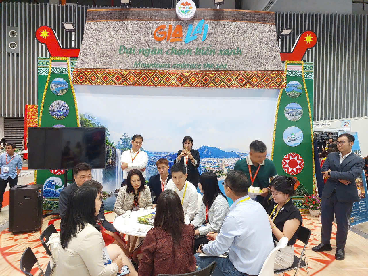 Không gian quảng bá du lịch Gia Lai với chủ đề “Đại ngàn chạm biển xanh” thu hút doanh nghiệp, đối tác tham quan, kết nối. (Ảnh:BTC)