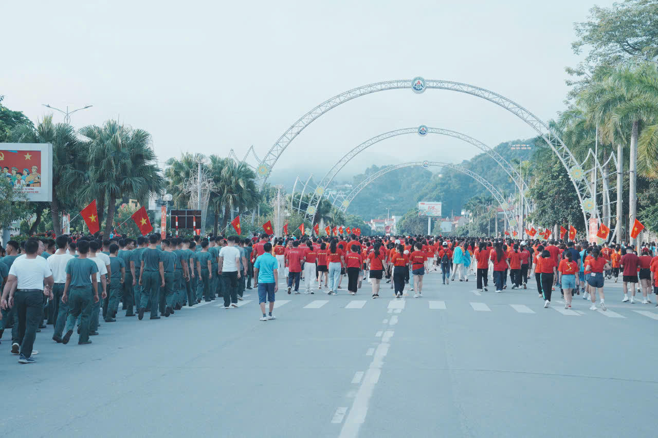 Chương trình đi bộ diễn ra trong không khí vui tươi, phấn khởi.  Ảnh: LS