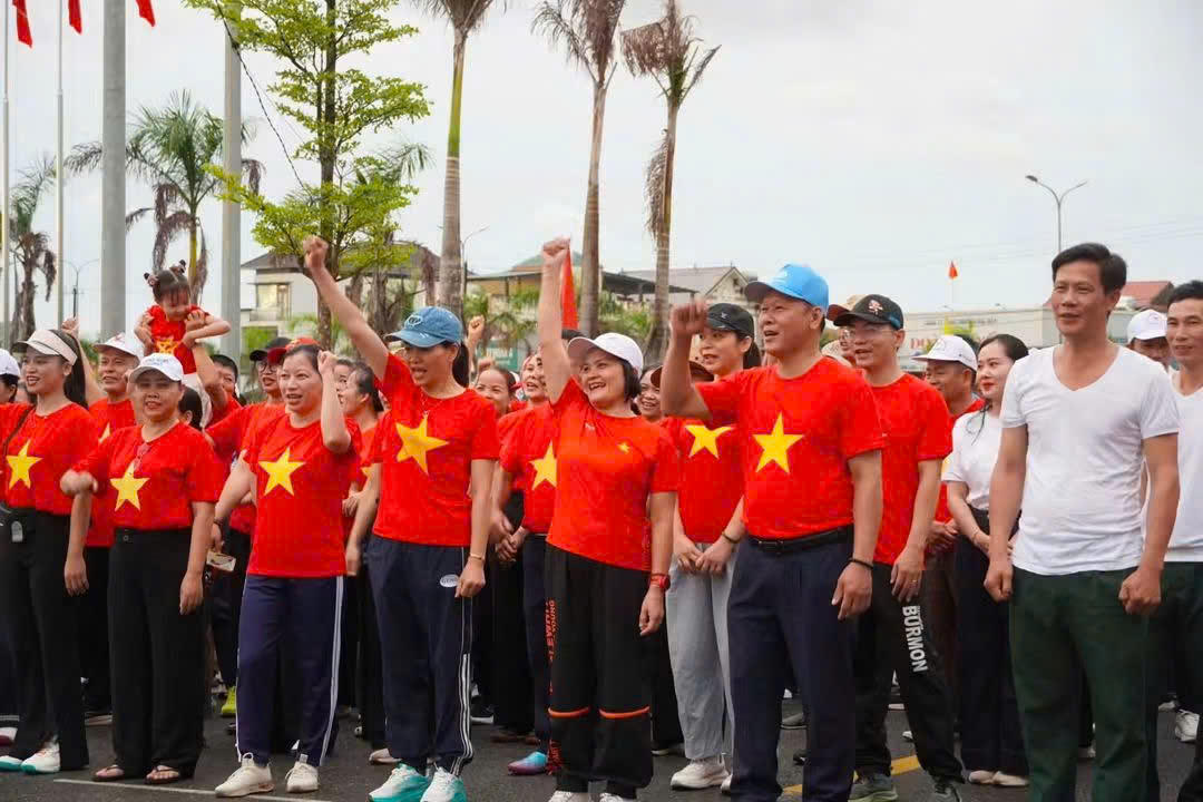 Nụ cười và những cánh tay giơ cao thể hiện không khí hào hứng, sôi nổi của chương trình. (Ảnh: H.G)