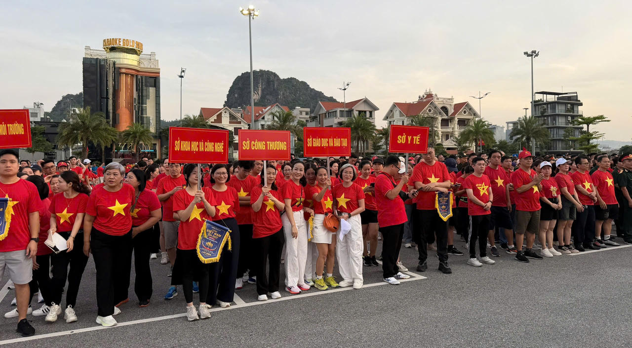 Quảng Ninh hưởng ứng chương trình đi bộ “Cùng Việt Nam tiến bước”