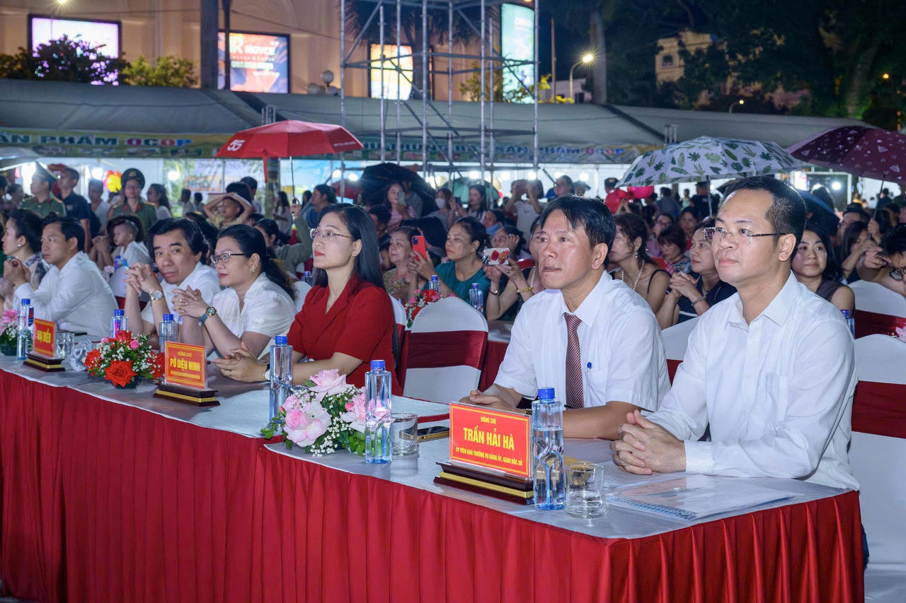 Các đại biểu tham dự buổi lễ (Ảnh: PV).