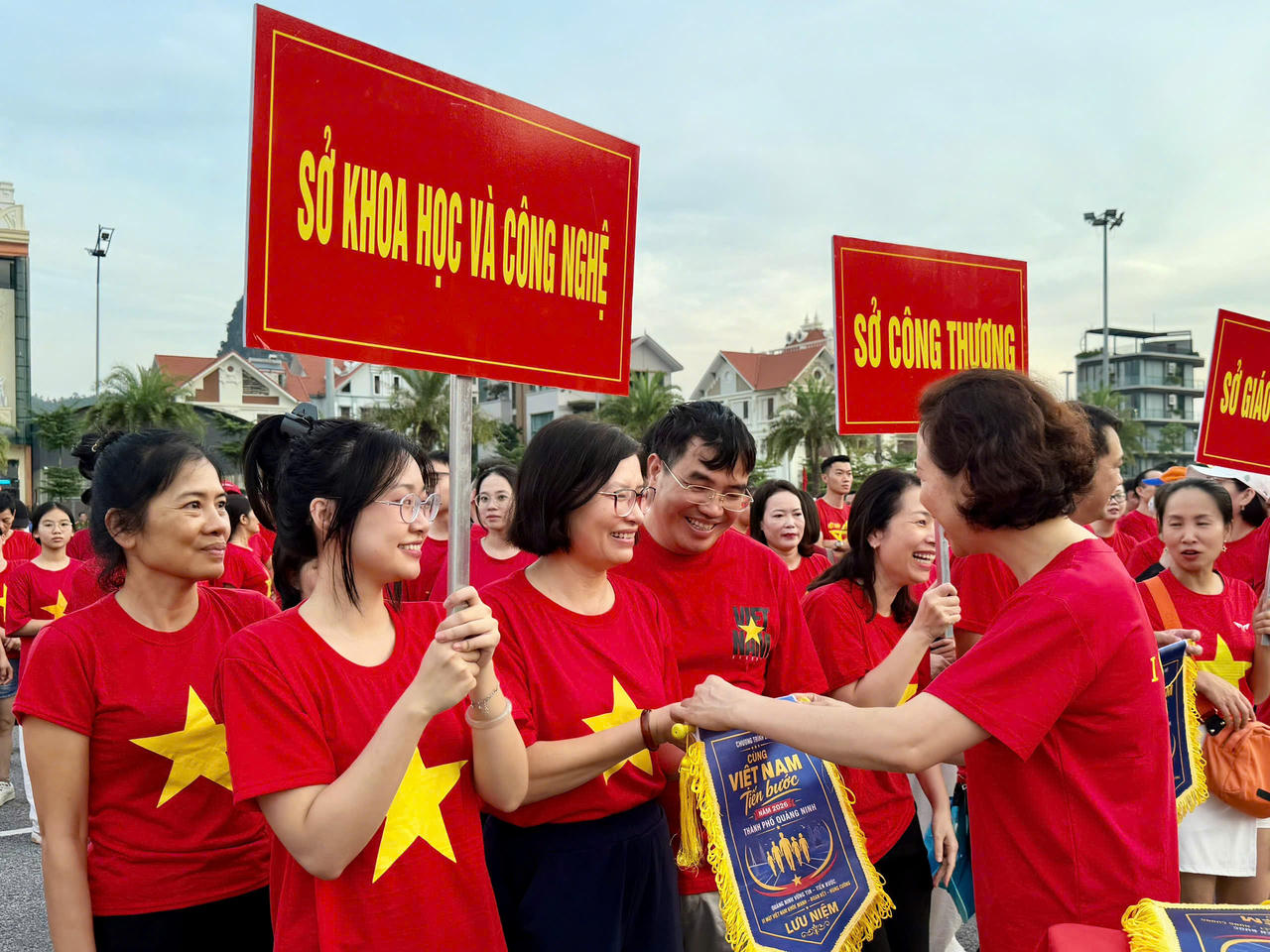 Quảng Ninh hưởng ứng chương trình đi bộ “Cùng Việt Nam tiến bước”