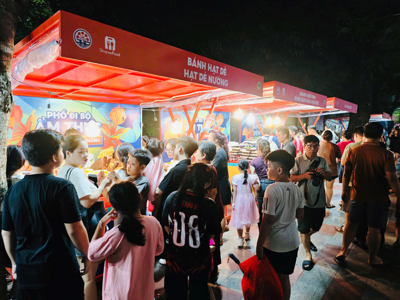 Phố đi bộ Hải Phòng nhộn nhịp hoạt động vui chơi và ẩm thực