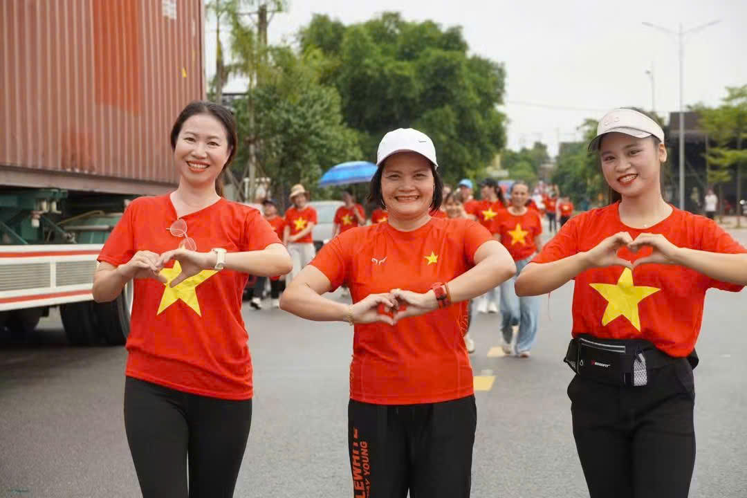 Nụ cười và những trái tim trong sắc đỏ áo cờ Tổ quốc hòa cùng dòng người trên hành trình “Cùng Việt Nam tiến bước”, lan tỏa niềm vui và tự hào. (Ảnh: H.G)