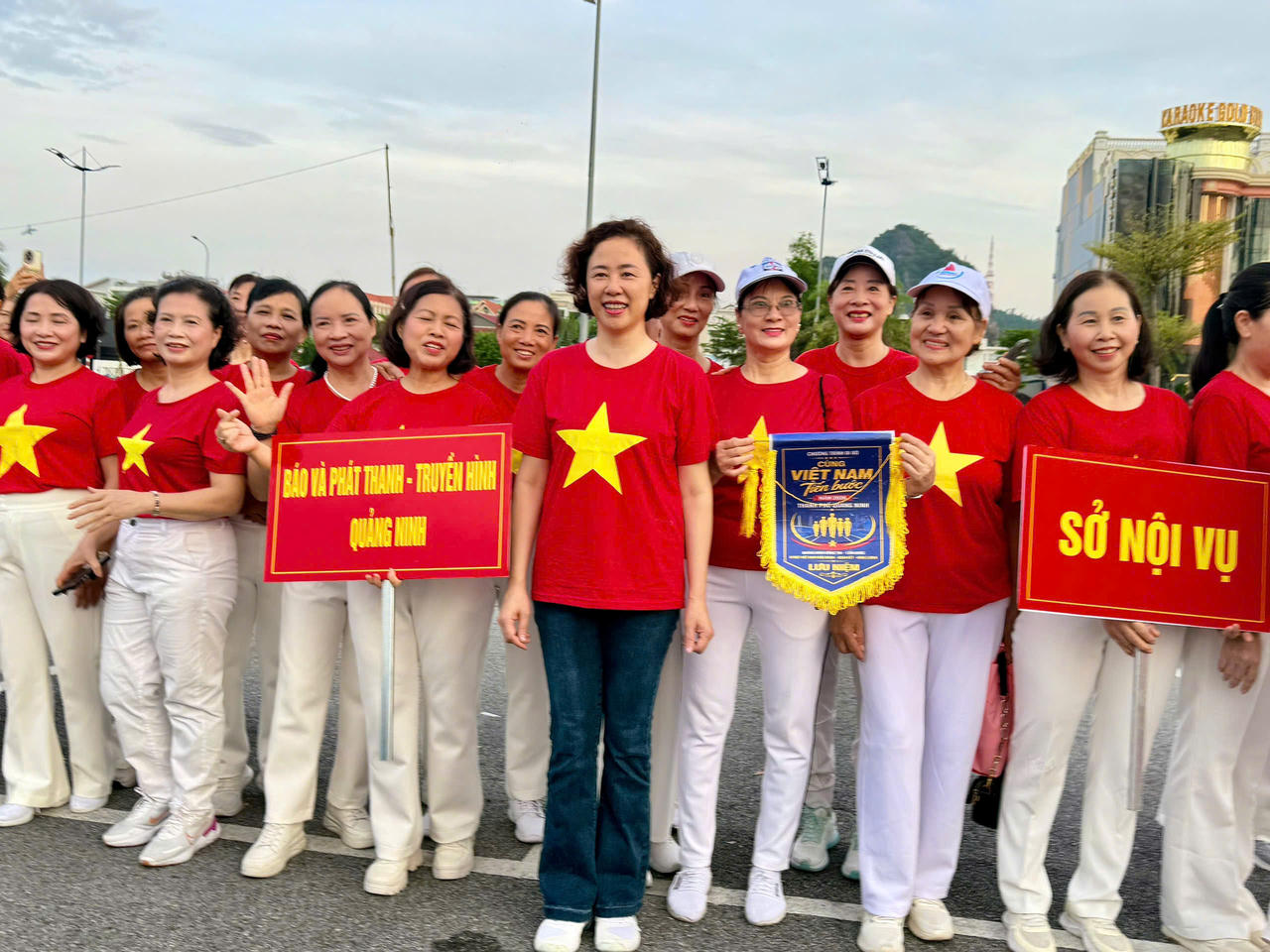 Quảng Ninh hưởng ứng chương trình đi bộ “Cùng Việt Nam tiến bước”
