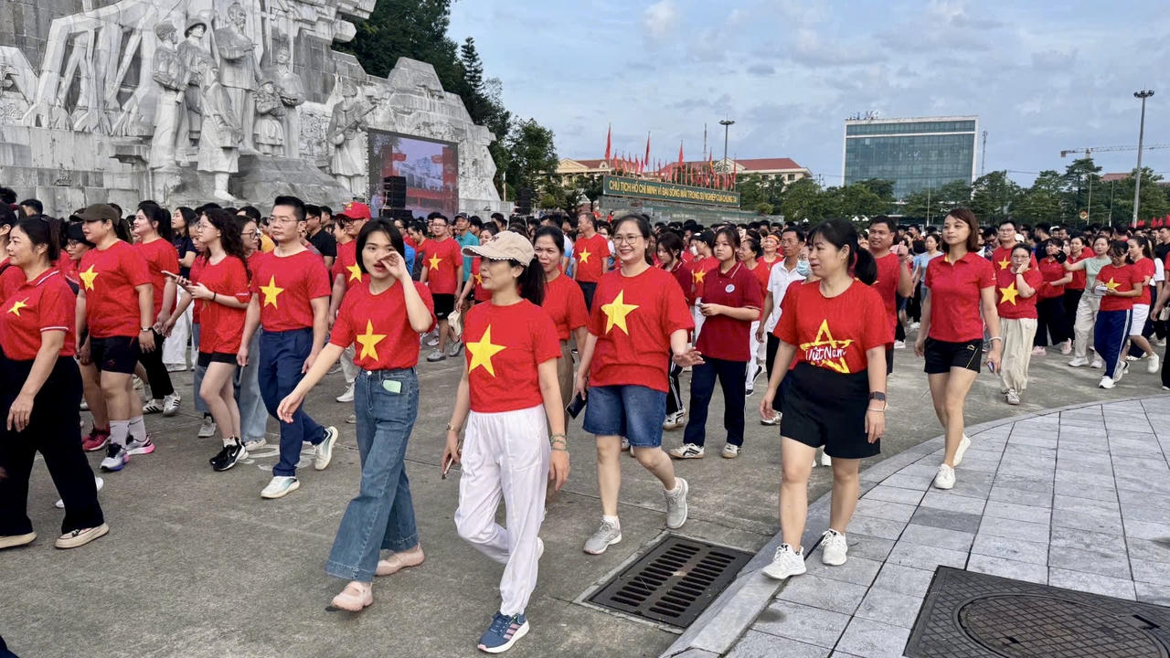 Người dân tham gia chương trình tại khu vực phường Minh Xuân (Ảnh: CTV)