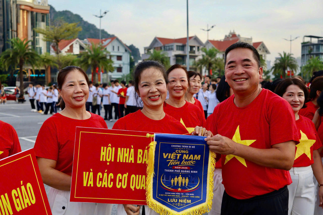 Quảng Ninh hưởng ứng chương trình đi bộ “Cùng Việt Nam tiến bước”