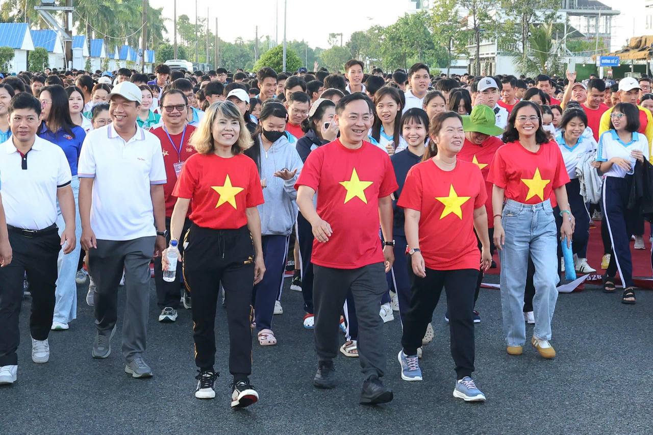 Lãnh đạo TP Cần Thơ cùng các Sở, ban ngành tham gia đi bộ (Ảnh: Đình Thương)