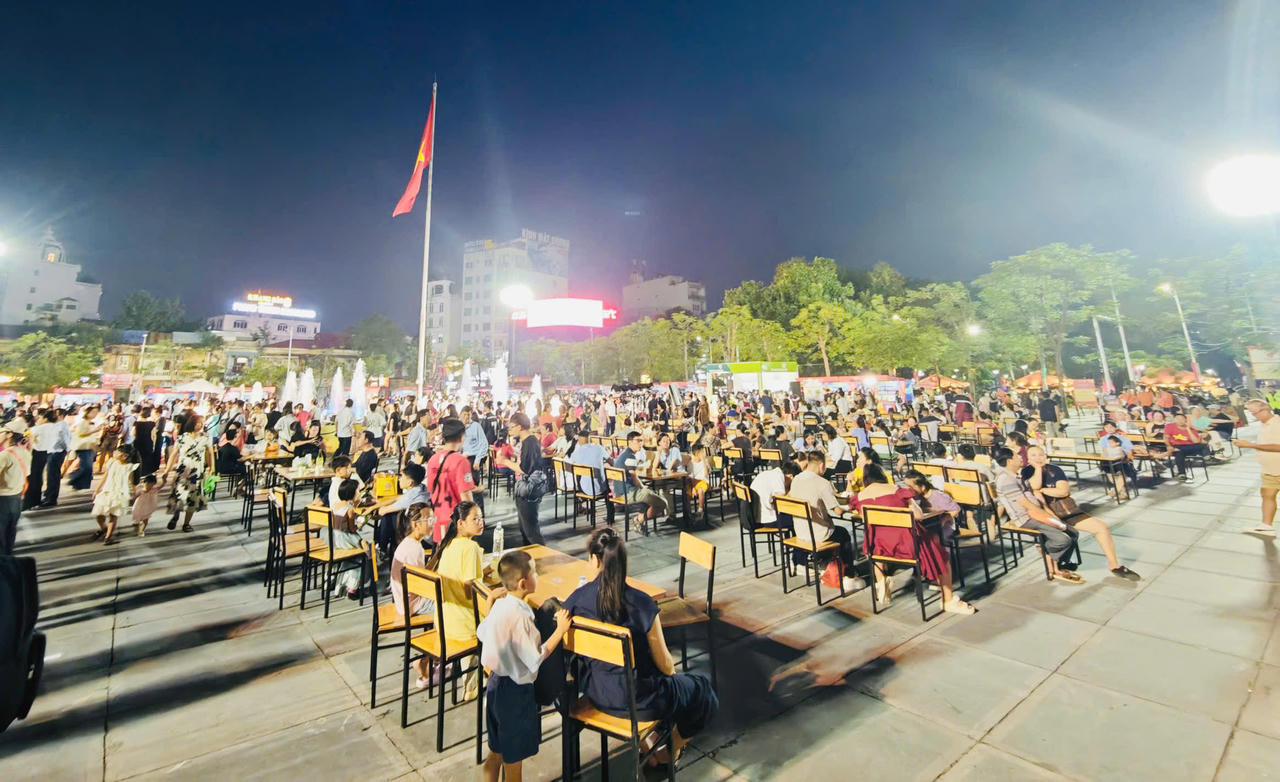 Người dân trải nghiệm không gian vui chơi, ẩm thực tại khu vực trung tâm thành phố. (ảnh Thuỳ Linh)