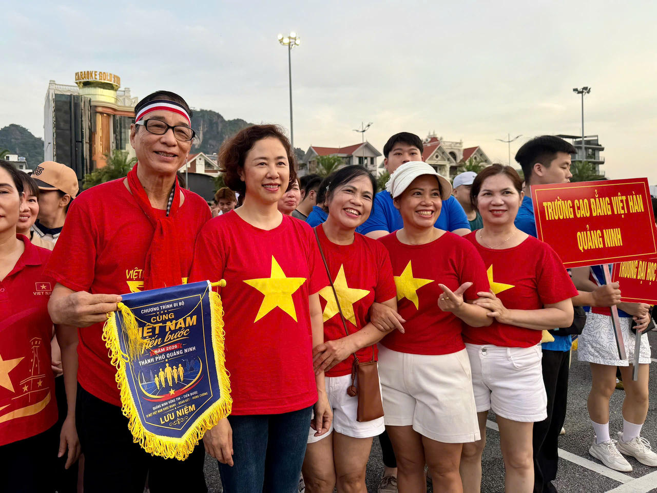 Quảng Ninh hưởng ứng chương trình đi bộ “Cùng Việt Nam tiến bước”