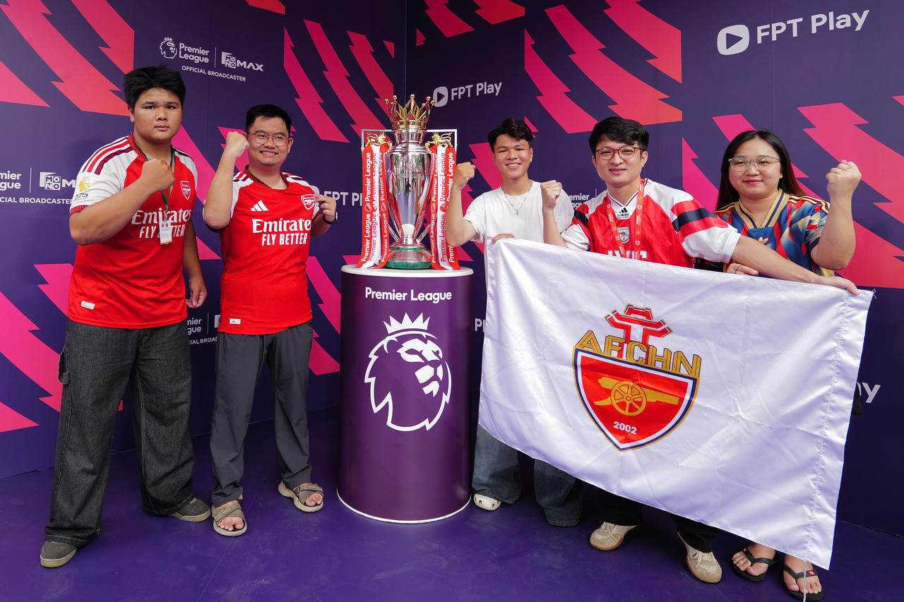 Cổ động viên Arsenal bên chiếc cúp vô địch ngoại hạng Anh (Ảnh BTC cung cấp)