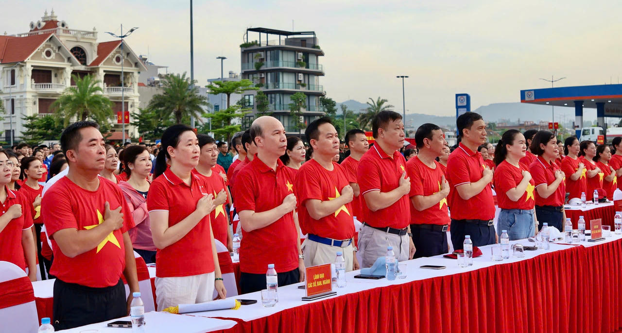 Quảng Ninh hưởng ứng chương trình đi bộ “Cùng Việt Nam tiến bước”