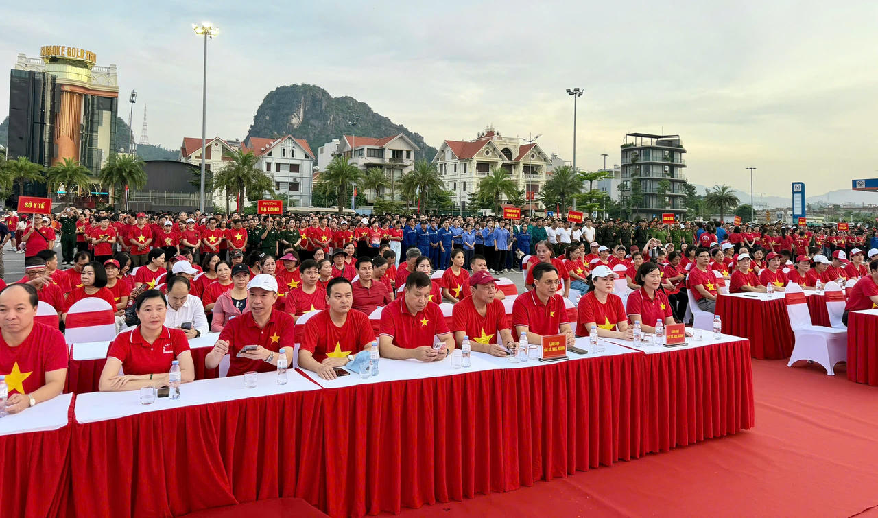 Quảng Ninh hưởng ứng chương trình đi bộ “Cùng Việt Nam tiến bước”