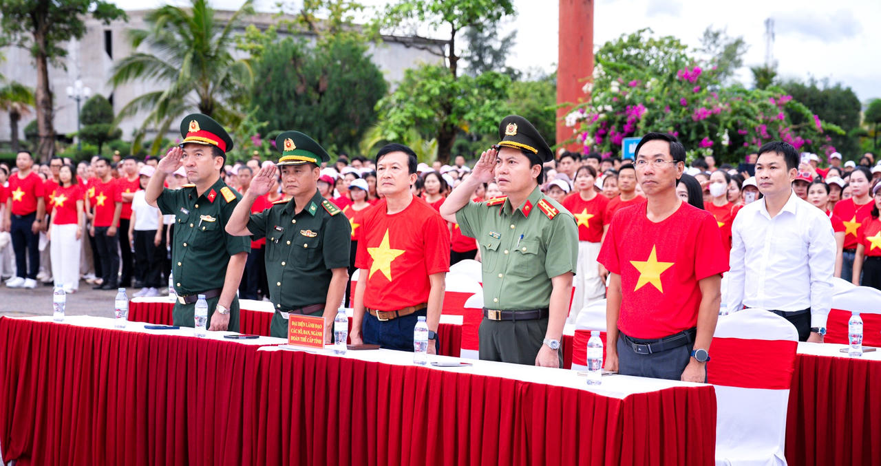 Một màu cờ, hơn 13.200 người cùng tiến bước ở Quảng Trị