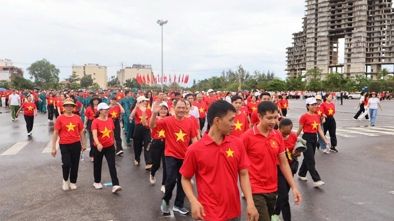 Những bước chân trong sắc đỏ áo cờ Tổ quốc lan tỏa tinh thần đoàn kết và ý thức rèn luyện sức khỏe trong cộng đồng. (Ảnh: H.G)