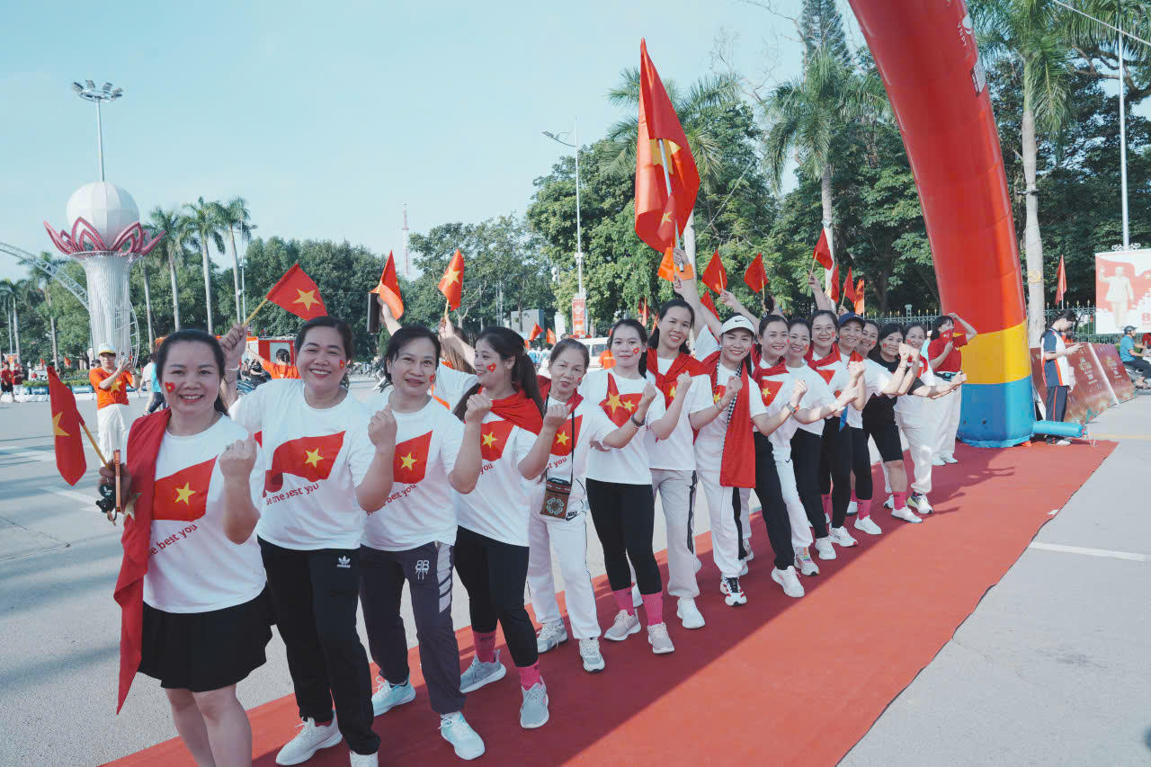 Tạo hình chụp ảnh lưu niệm trước khi đi bộ. Ảnh: LS