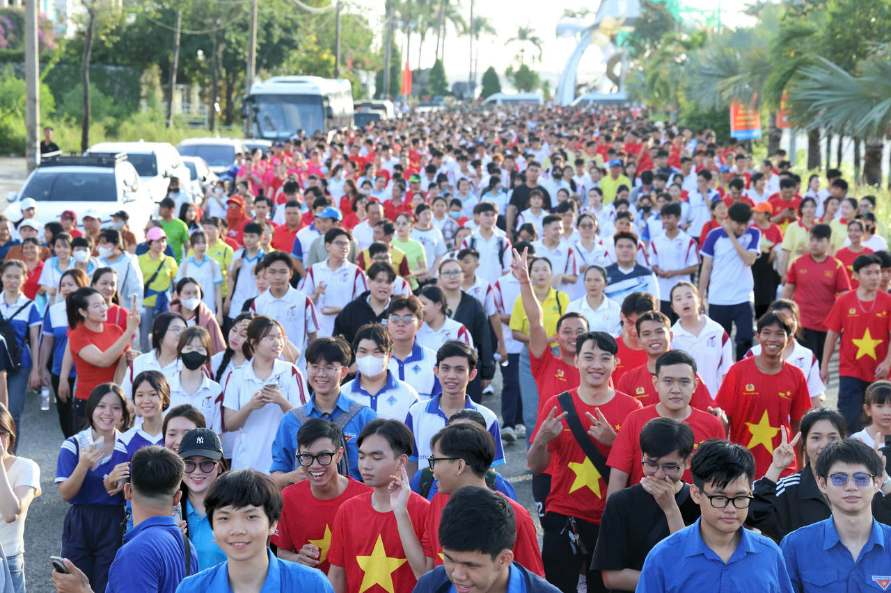 Hàng ngàn người cùng tham gia đi bộ (Ảnh: Đình Thương)