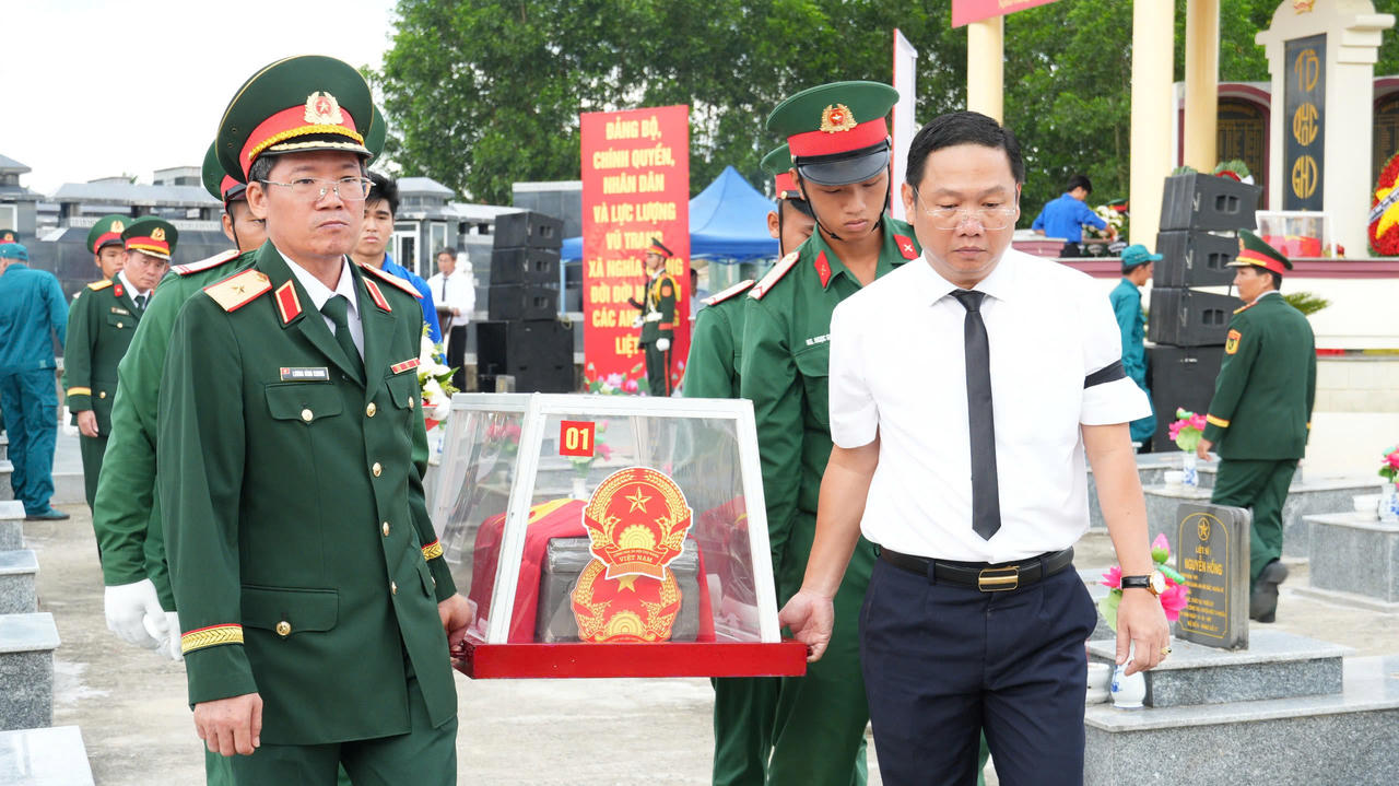 Truy điệu, an táng 5 hài cốt liệt sĩ tại xã Nghĩa Giang