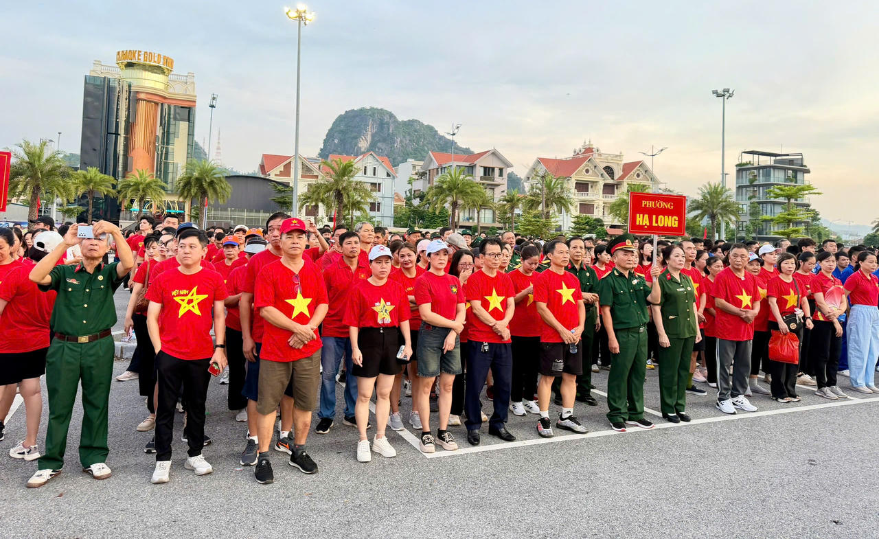 Quảng Ninh hưởng ứng chương trình đi bộ “Cùng Việt Nam tiến bước”